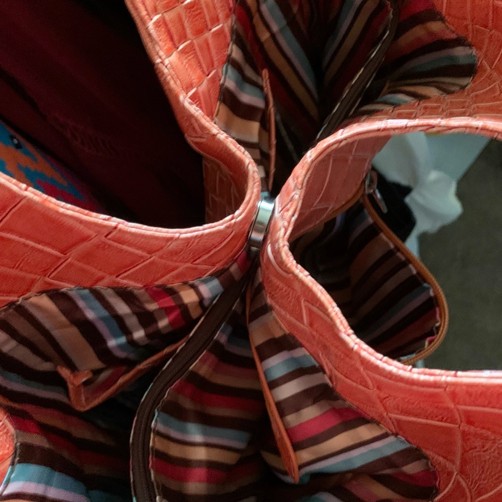 Pre loved Embossed Hobo Tote Bag.🧡 - Picture 4 of 11